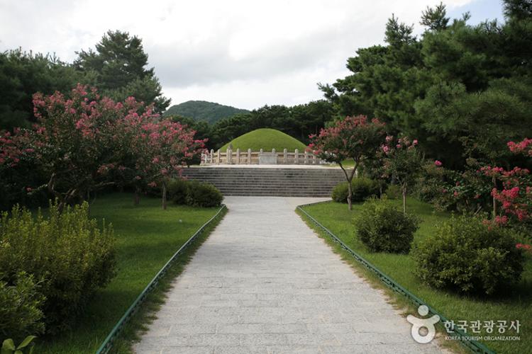 Makam Jenderal Kim Yushin